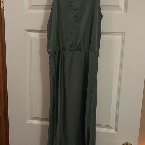Elegant Green Sleeveless Dress - Picture 2 of 4